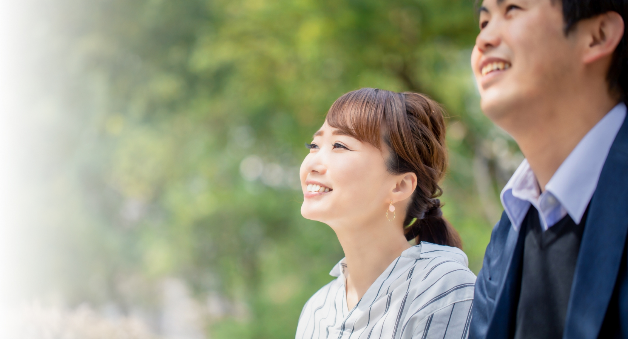 男女二人が笑顔で見上げている画像